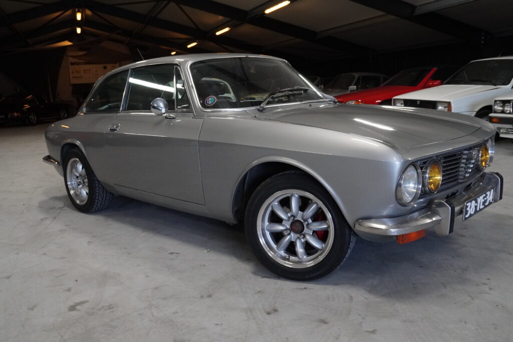 Alfa Romeo 2000 GTV, driekwart vooraanzicht