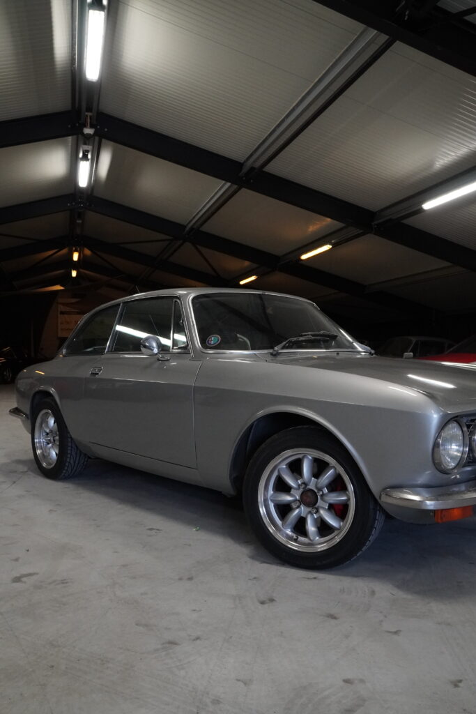Alfa Romeo 2000 GTV, zijaanzicht in de stalling