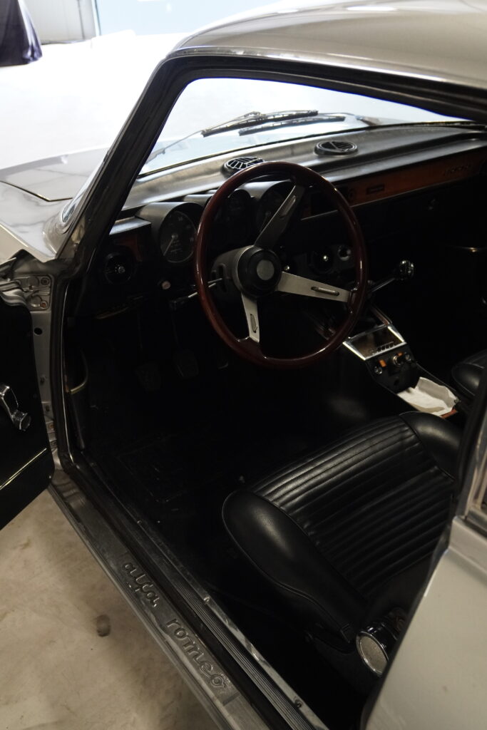 Interieur van de Alfa Romeo 2000 GTV met houten stuur