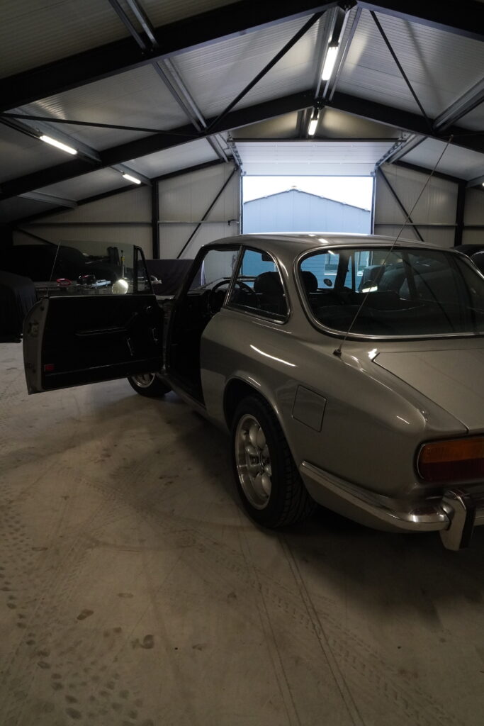 Alfa Romeo 2000 GTV met geopend portier
