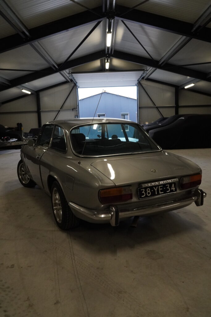Alfa Romeo 2000 GTV, schuin achteraanzicht