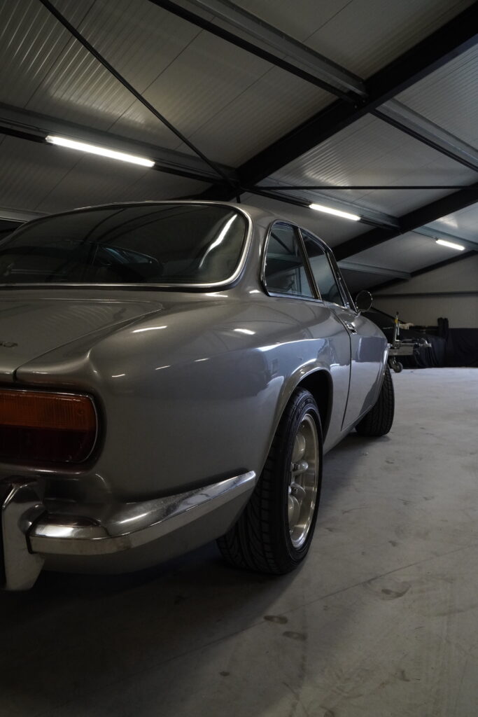 Alfa Romeo 2000 GTV, achterzijde en heupen