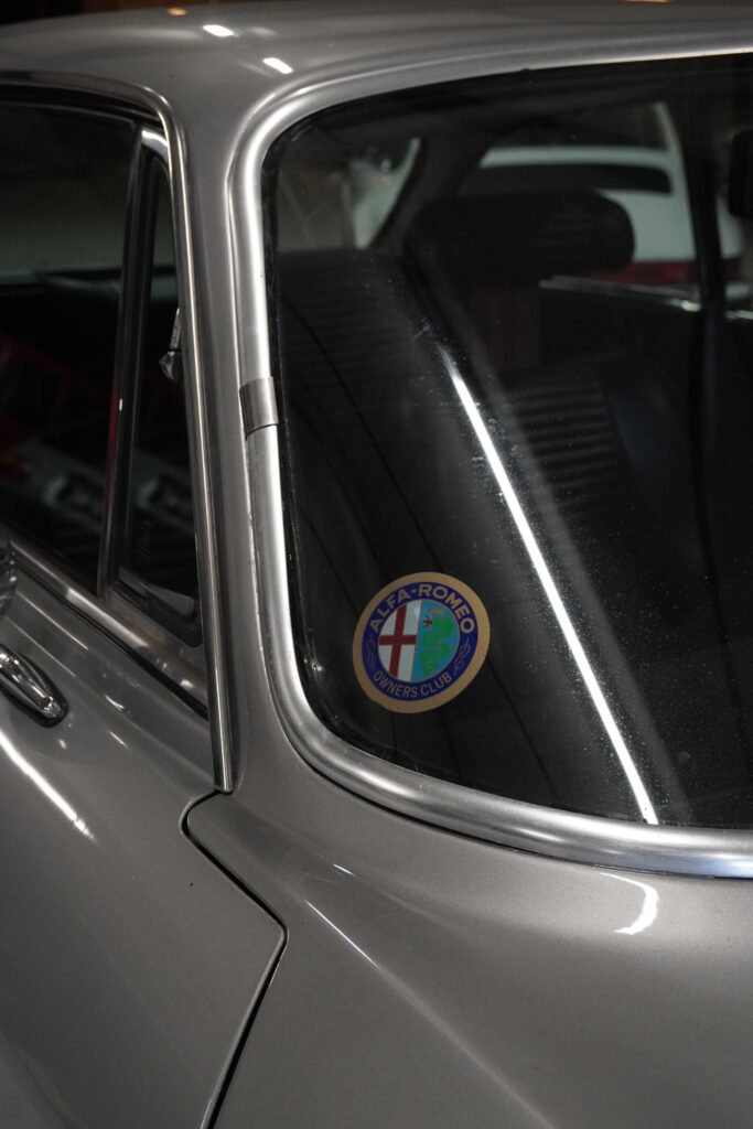 Alfa Romeo 2000 GTV, detail C-stijl met embleem